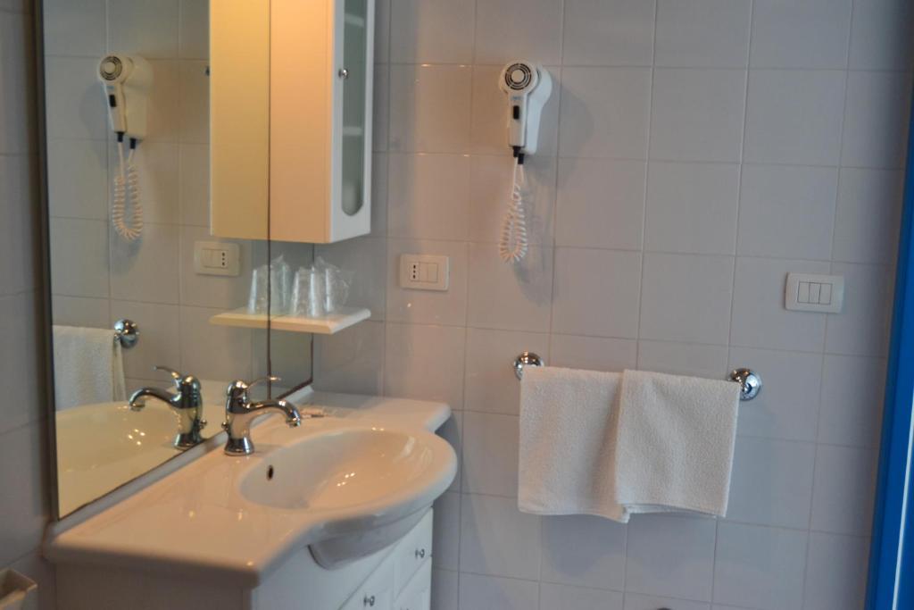 Hotel La Lampara Golfo Aranci Habitación foto